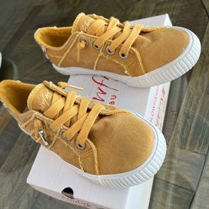 Blowfish Girls Sz3 w/box. (Smoke free/pet free)